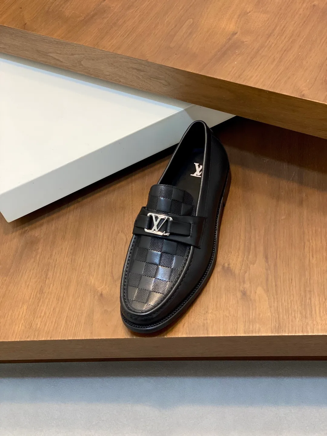 💰920 LV GLOVE slip-on loafers, top quality products produced in Guangzhou, ready for sale! These LV Glove loafers are made of selected soft crystal sheep leather. The leather surface has a slightly wrinkled texture and a very high-end texture. Each pair is unique. The leather surface is light and soft, with a delicate texture and good luster. It is a classic loafer style, with exquisite handmade mark stitching on the toe, and a square toe configuration to highlight the classic style. The horizontal band has hot-printed LV three-dimensional letters, semi-solid handcrafts and a genuine leather outsole, and a rubber patch on the heel to create wear-resistant performance and comfort. One of the must-have loafers for men! Comes with full original packaging! Code number: 39-40-41-42-43-44 (45 customized) standard leather shoe code
